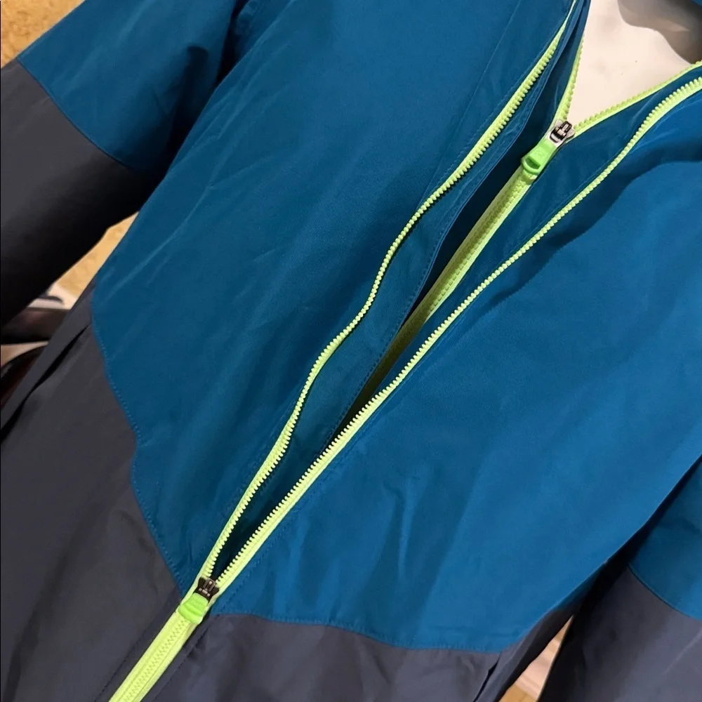 Under Armour Cold Gear Youth XL Navy and Charcoal Hooded Loose Jacket Nearly New